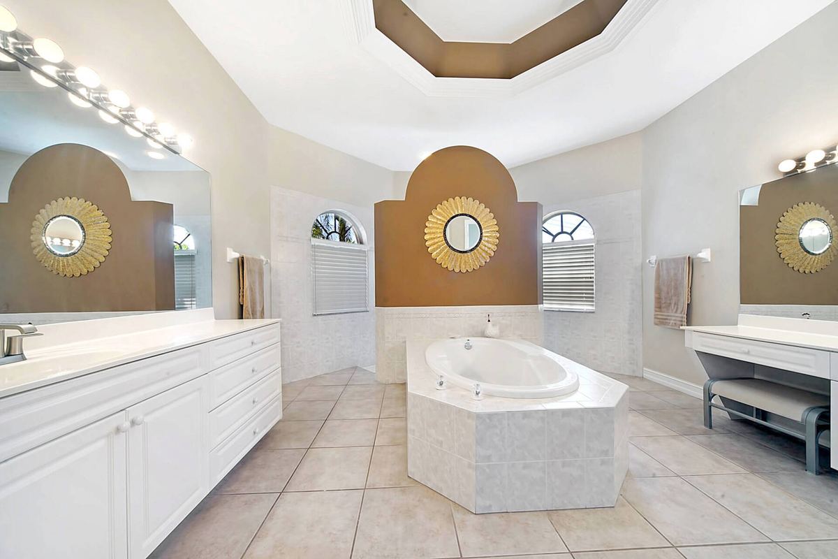 Luxuriöses Masterbad mit Freistehbadewanne