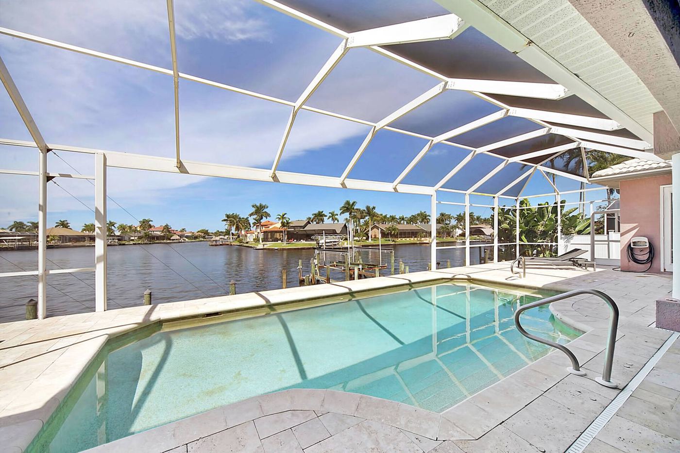 Pool mit traumhaftem Kanalblick