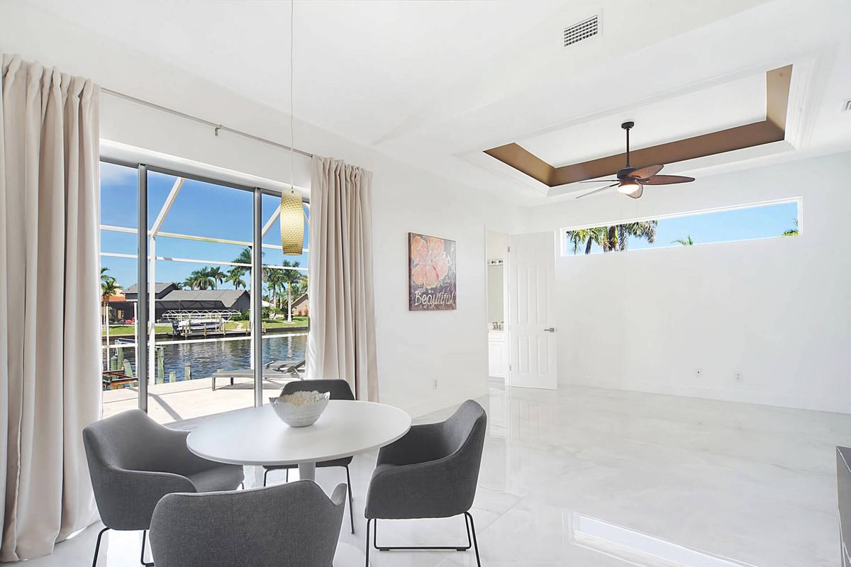 Essbereich mit direktem Kanalblick