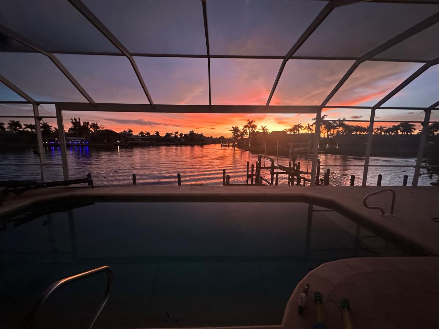 Traumhafter Sonnenuntergang am Kanal