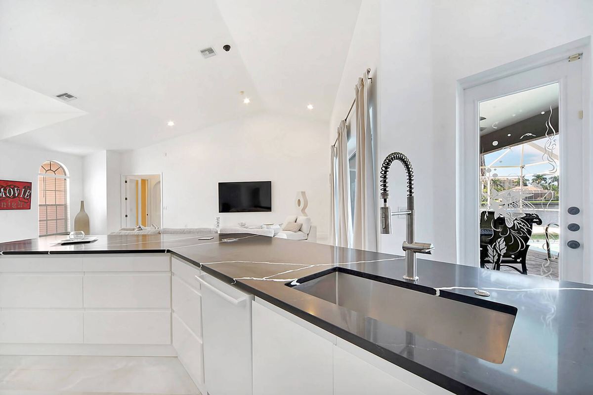 Küche Gesamtansicht mit Wohnblick