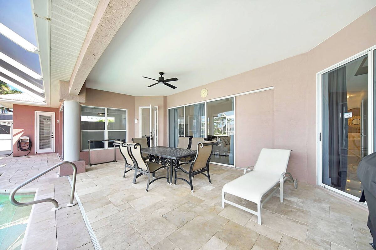 Überdachte Lanai mit Außenesstisch