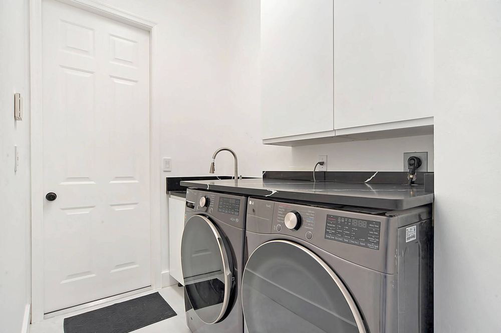 Moderner Waschbereich mit LG-Geräten