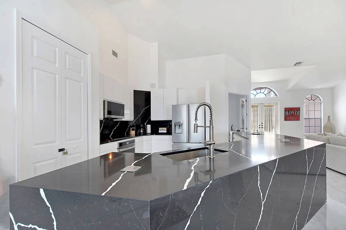 Designerküche mit schwarzer Marmorinsel